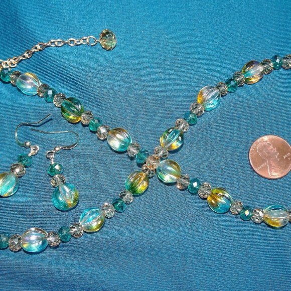 Handcrafted necklace & earring set with graduated Czech melon beads - Picture 3 of 9